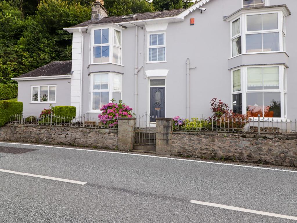 a white house on the side of the road at Morva in New Quay