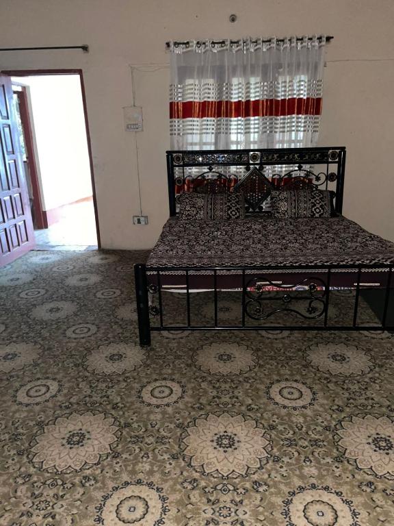 une chambre avec un lit avec un rideau et un sol dans l'établissement City View, à Muzaffarabad