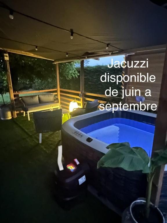 un projetd’industrialisation d’un projetd’aménagement de jacuzzis dans l'établissement Maison, chaleur, chaleureuse au calme et spa, à Varetz