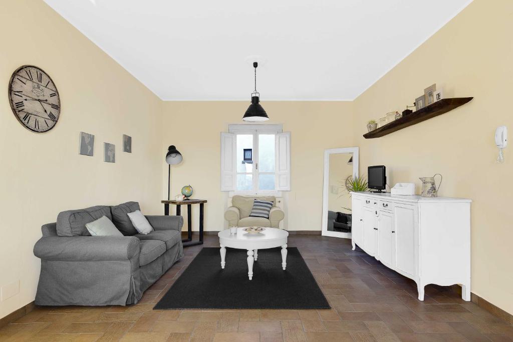a living room with a couch and a table at Da Vinci Sweet Home in Castiglion Fibocchi