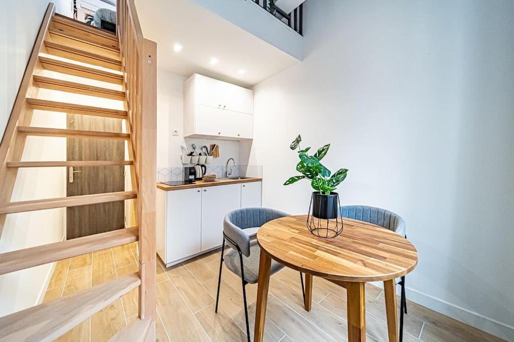 une chambre avec une table, deux chaises et un escalier dans l'établissement 