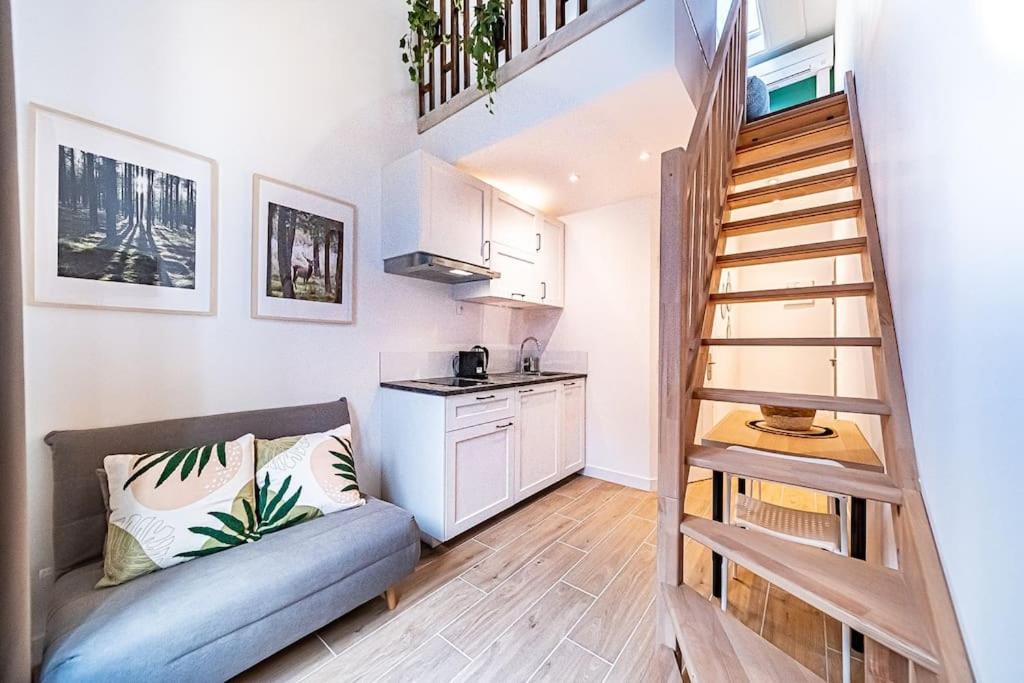 Ce petit appartement dispose d'un escalier et d'une cuisine. dans l'établissement 