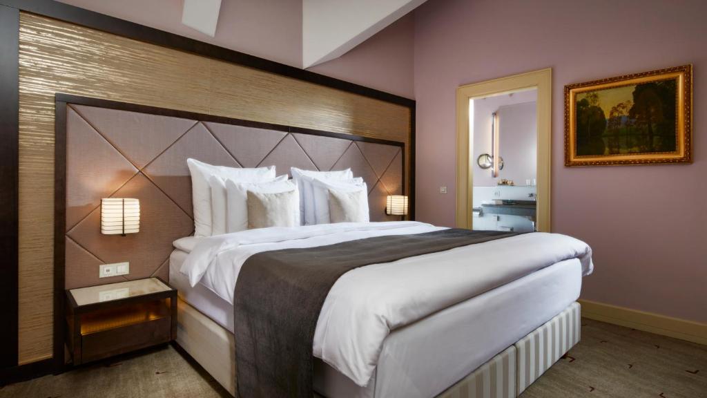 Postel nebo postele na pokoji v ubytování Aria Hotel Prague