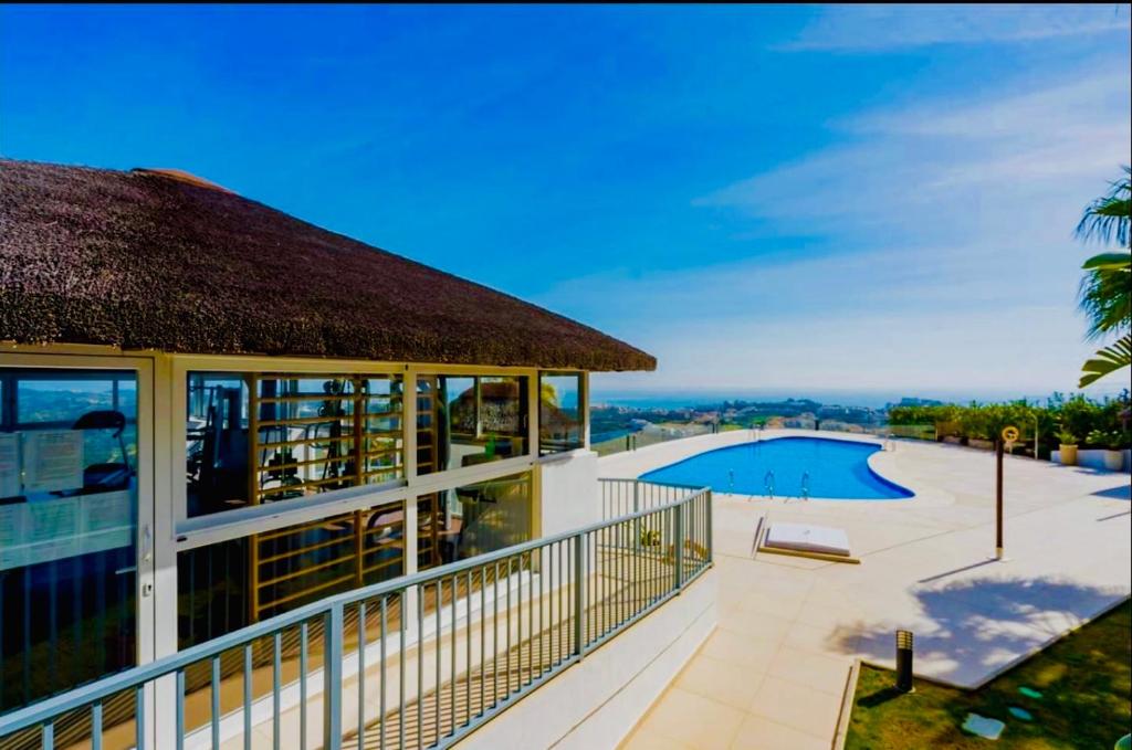 een uitzicht op een resort met zwembad bij Your dream is real in La Cala de Mijas