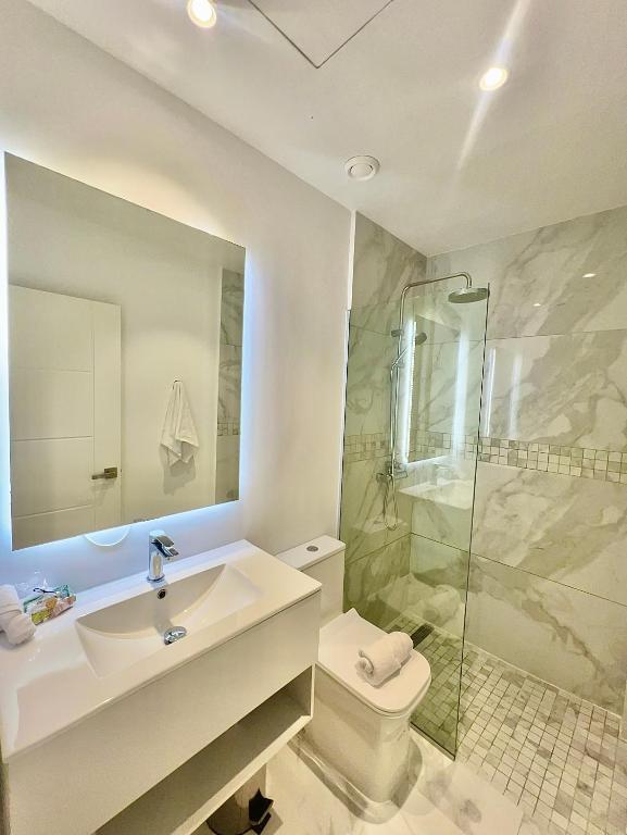 Koupelna v ubytování Spectacular ground floor with direct access to the infinity pool and views of the golf course-G115 Star