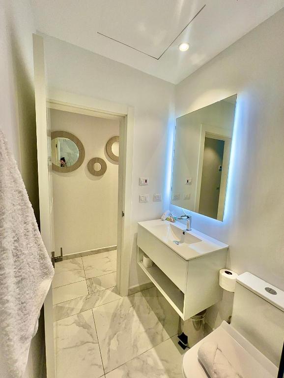 Koupelna v ubytování Spectacular ground floor with direct access to the infinity pool and views of the golf course-G115 Star