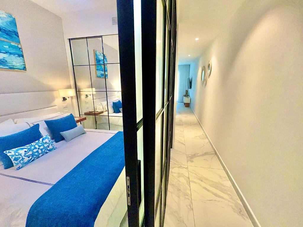 Postel nebo postele na pokoji v ubytování Spectacular ground floor with direct access to the infinity pool and views of the golf course-G115 Star