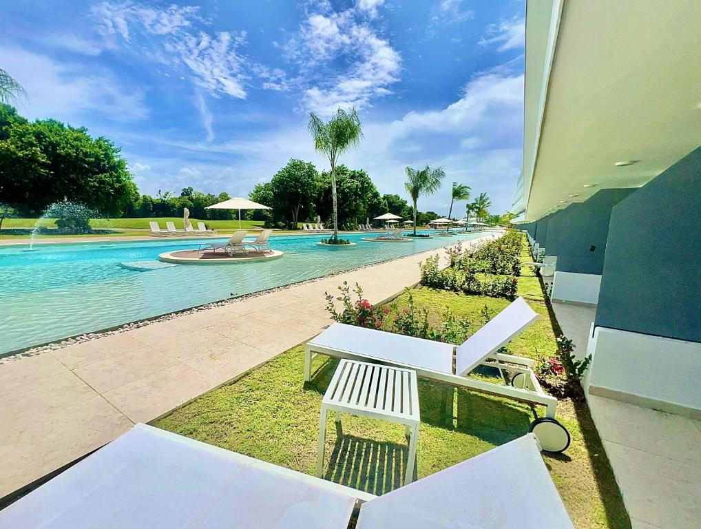 Bazén v ubytování Spectacular ground floor with direct access to the infinity pool and views of the golf course-G115 Star nebo v jeho okolí