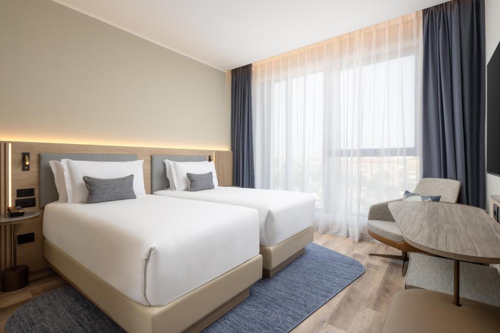 Кровать или кровати в номере Courtyard by Marriott Milano Linate