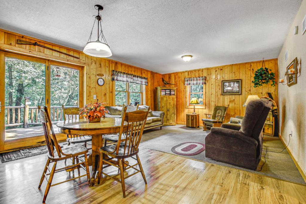 Χώρος καθιστικού στο Peaceful Wautoma Retreat with Deck on 10 Acres!
