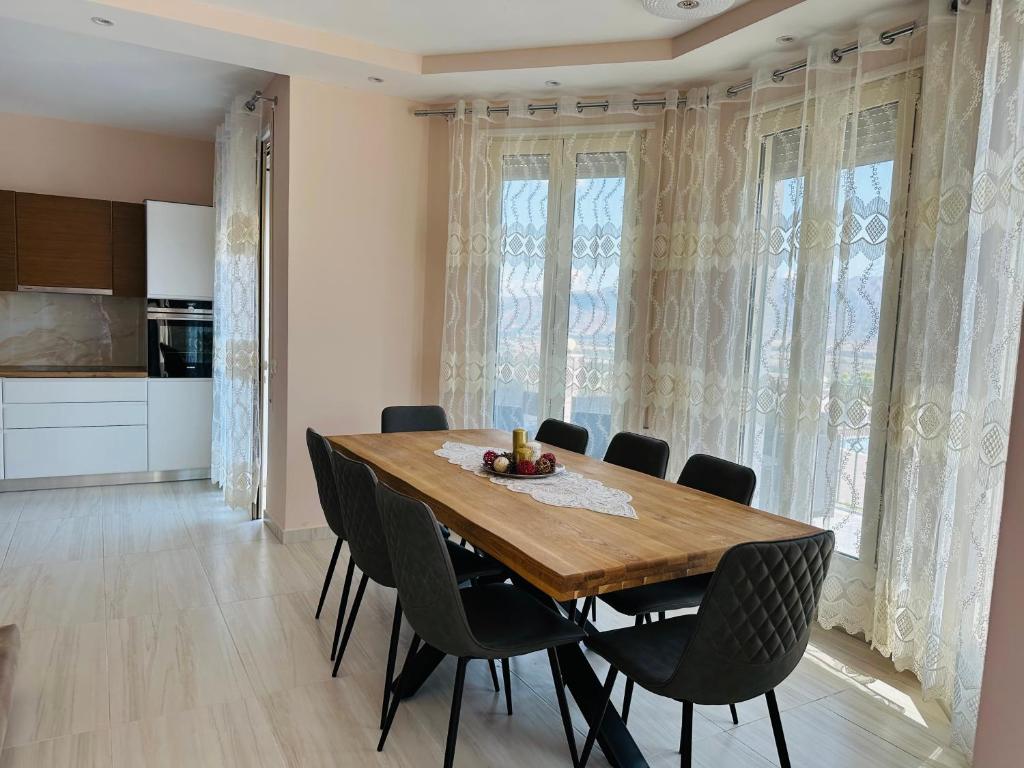Kuchyň nebo kuchyňský kout v ubytování Rezidenca Dozhlani with Private Pool & Yard