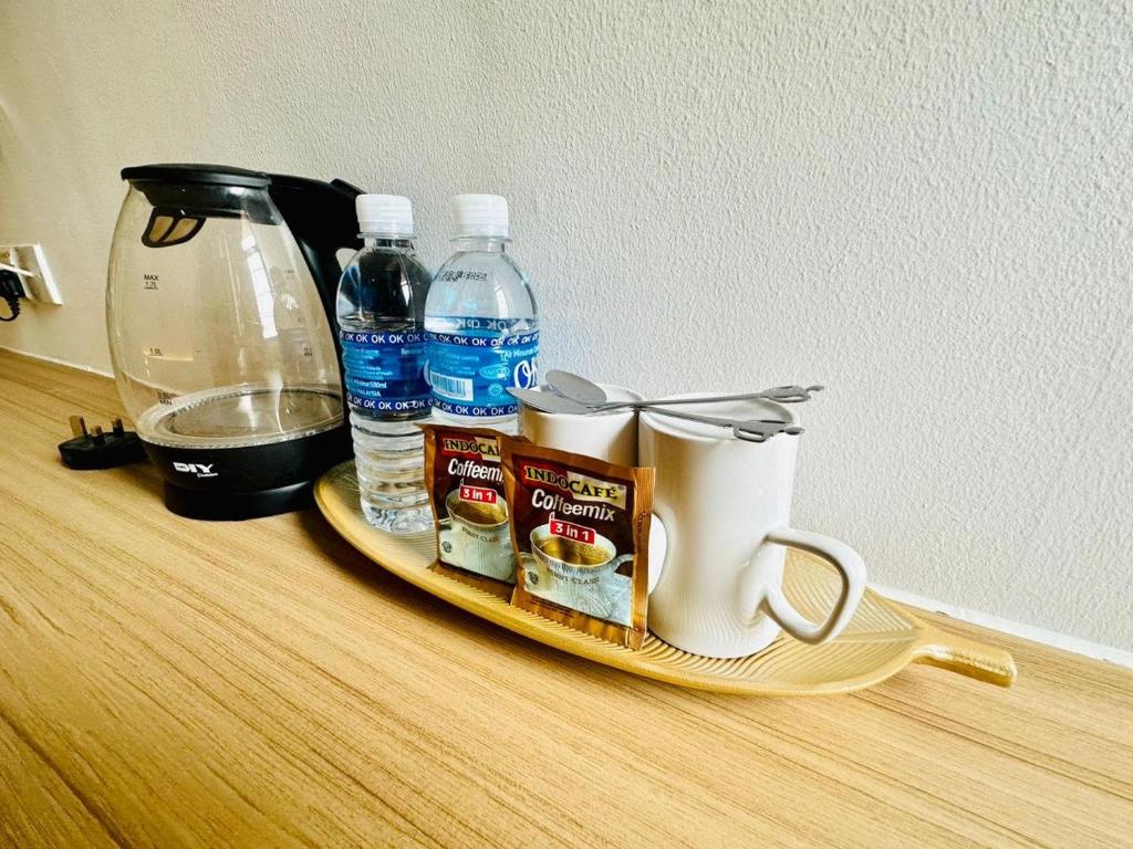 Příslušenství pro přípravu čaje a kávy v ubytování Mangrove Hotel Tawau