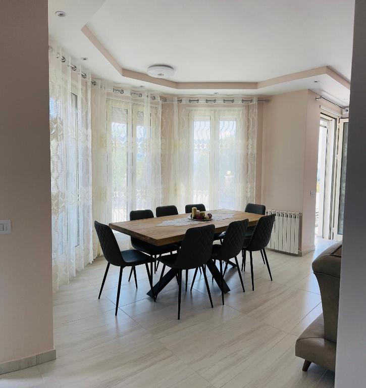 Posezení v ubytování Rezidenca Dozhlani with Private Pool & Yard