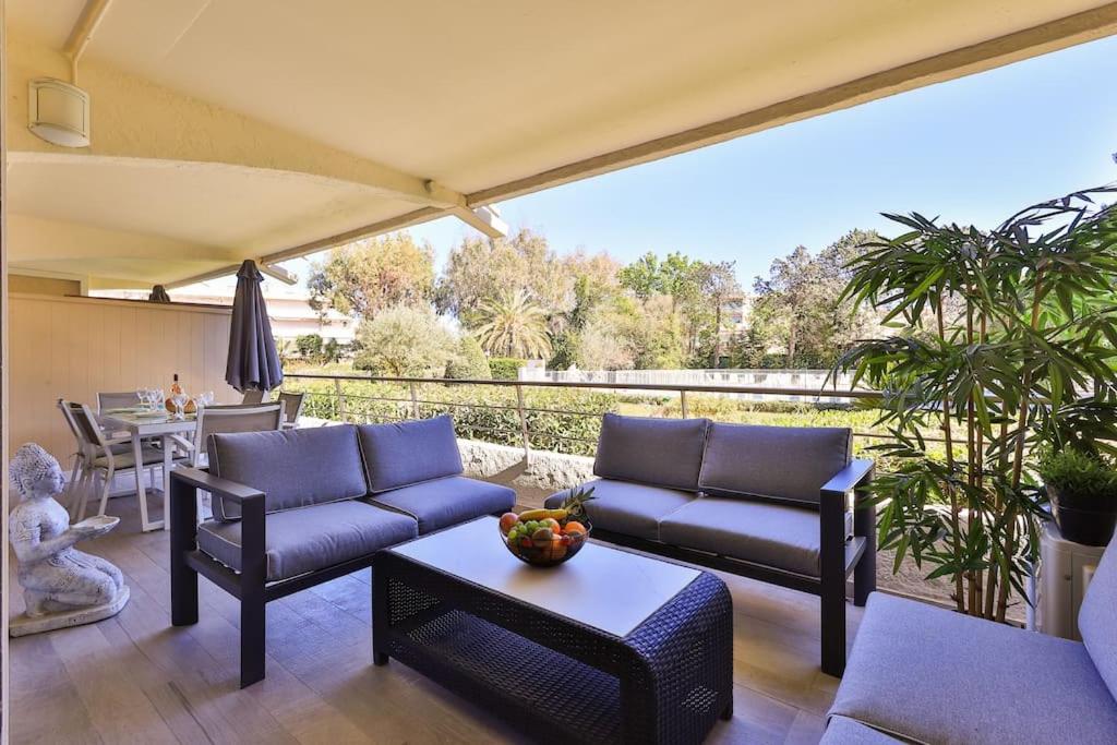 un salon avec deux canapés et une table dans l'établissement Centre St Tropez - Gd 2 pièces, piscine et parking, à Saint-Tropez