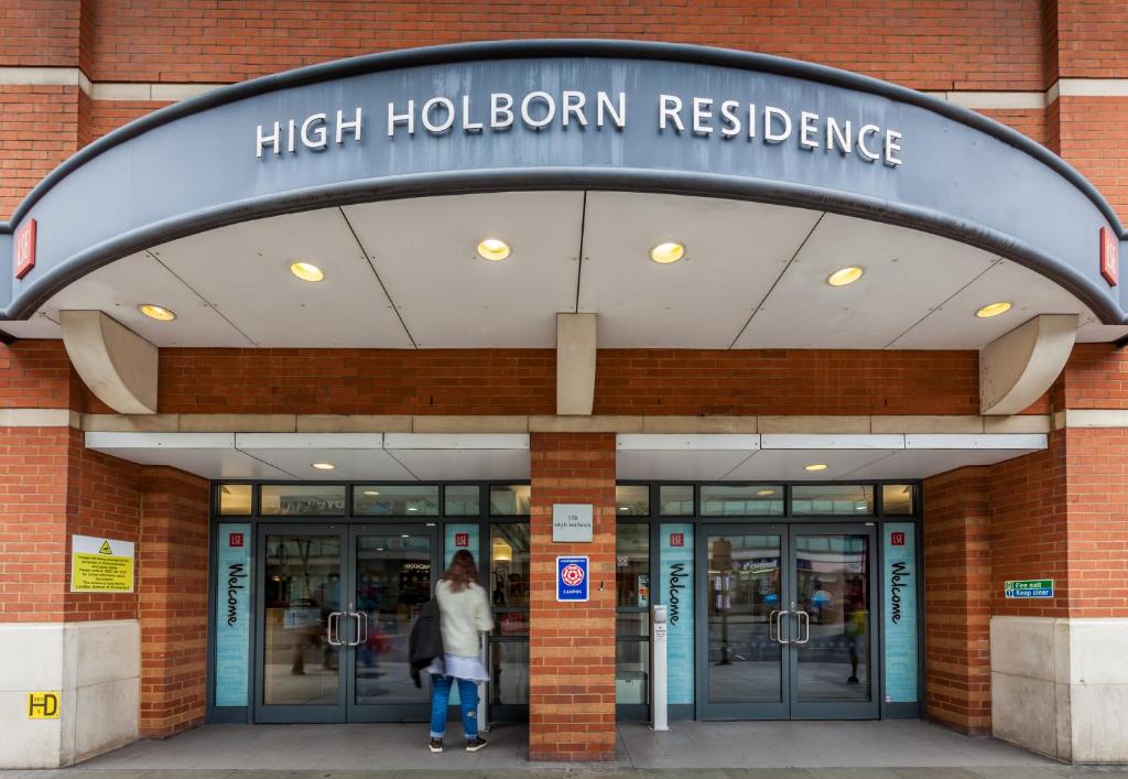 une femme debout devant une résidence de haute natalité dans l'établissement LSE High Holborn, à Londres