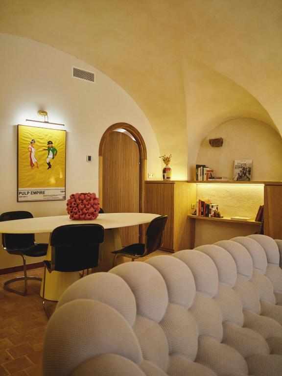 - une salle de réunion avec une table et des chaises dans l'établissement Ajaccio Hypercentre, Superbe appartement dans une ancienne écurie du XVIIIe Siècle, à Ajaccio
