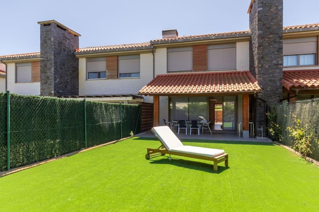 un prato con una sedia e una casa di Chalet en Cirueña con Barbacoa a Cirueña