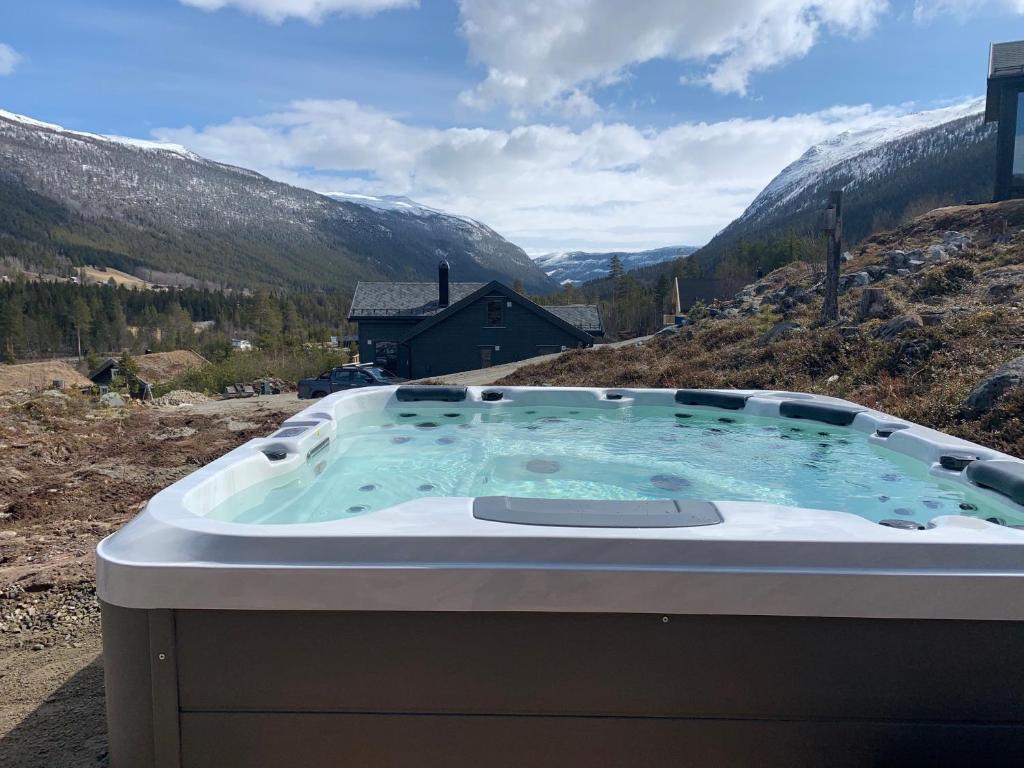 Nespecifikovaný výhled na hory nebo výhled na hory při pohledu z prázdninového domu