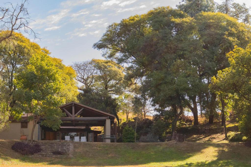 ein Haus mitten auf einem Feld mit Bäumen in der Unterkunft Casa en Ascochinga privado. Sierras de Córdoba in Ascochinga