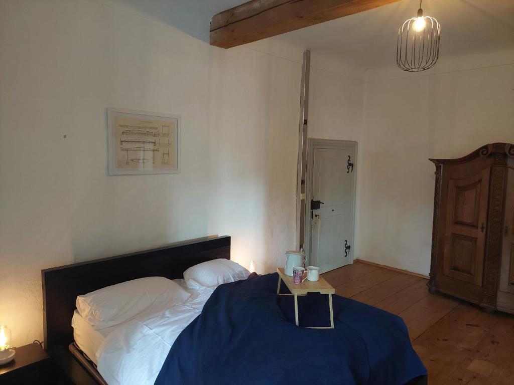 Postel nebo postele na pokoji v ubytování Cool Flat at Renaissance Castle - 3BR