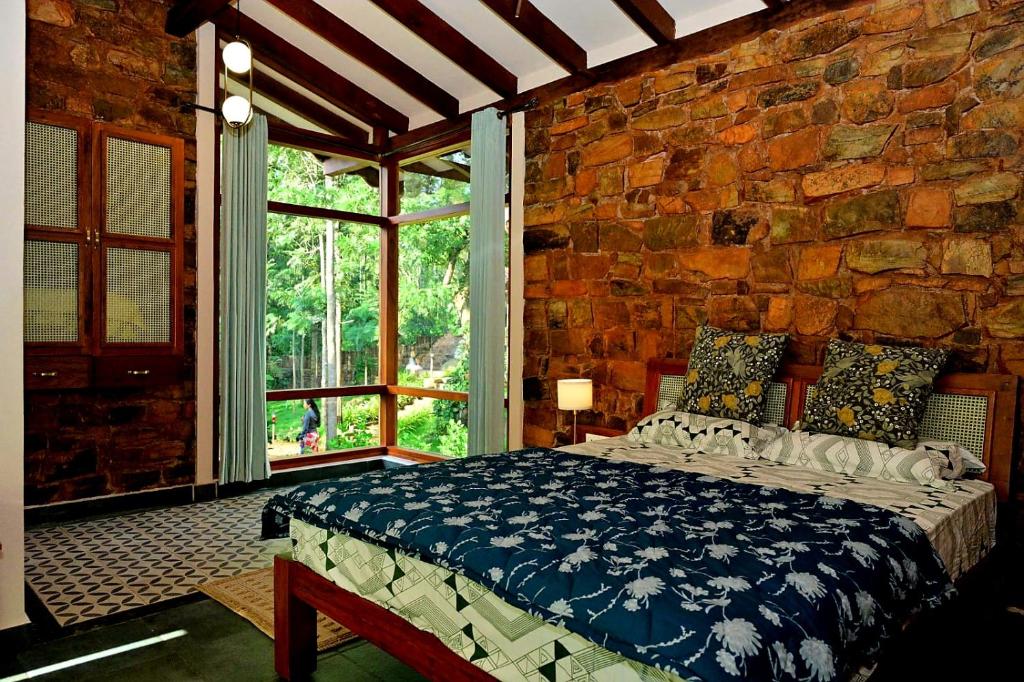 Ένα ή περισσότερα κρεβάτια σε δωμάτιο στο Sereno Pool Villa Chikmagalur