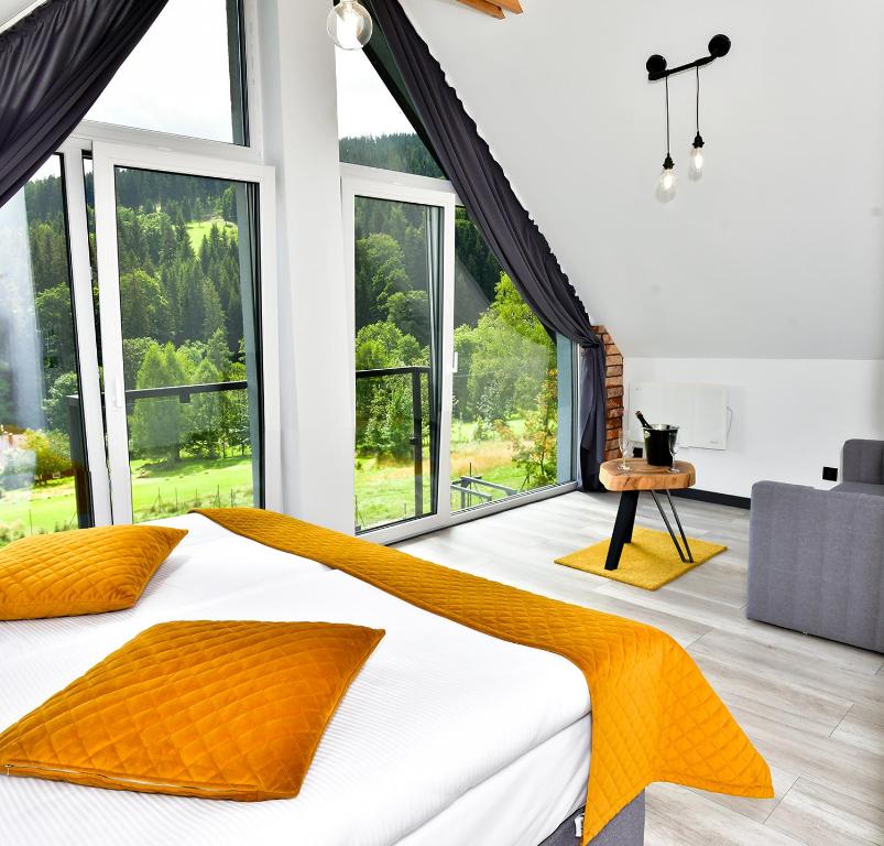 斯托尼拉斯奇Widokówka Kletno的一间配有大床和大窗户的卧室