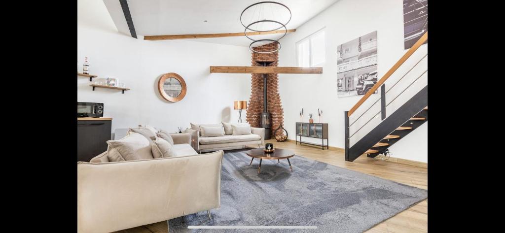 un salon avec un canapé et une table dans l'établissement Rooftop Luxury Loft, à Calais