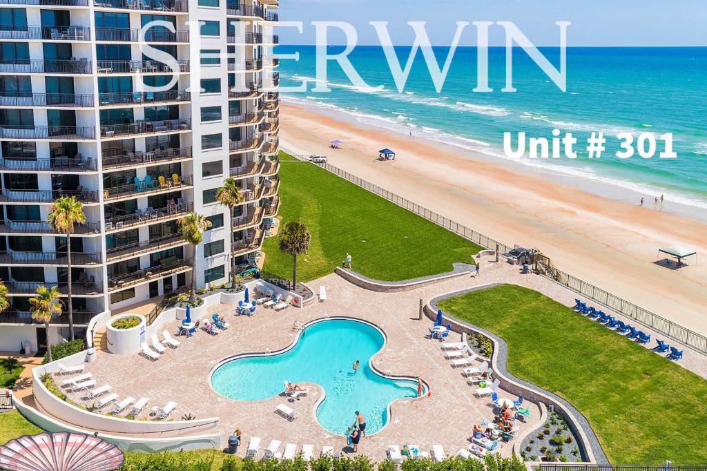 uitzicht op het strand vanaf het balkon van een resort bij "SHERWIN" Coastal Vibes Oceanfront Condominium 301 in Daytona Beach