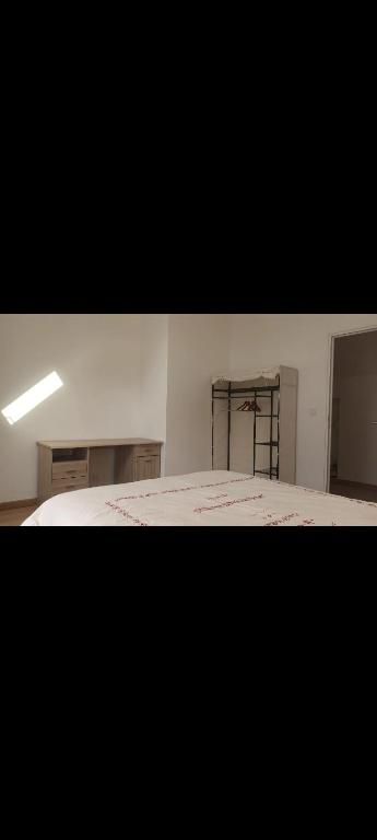 une chambre vide avec un lit et un placard dans l'établissement Maison Spacieuse avec Jardin, à Gouesnach