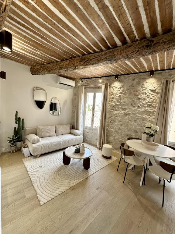 un salon avec un canapé et une table dans l'établissement New Charming Apartment Old Town, à Antibes