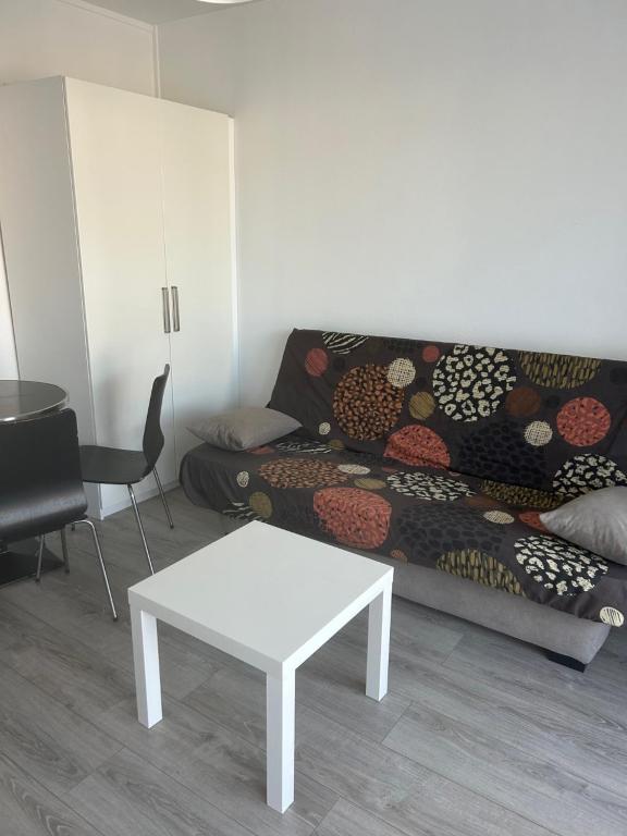 un salon avec un canapé et une table dans l'établissement Locations Saint Palais, à Saint-Palais-sur-Mer