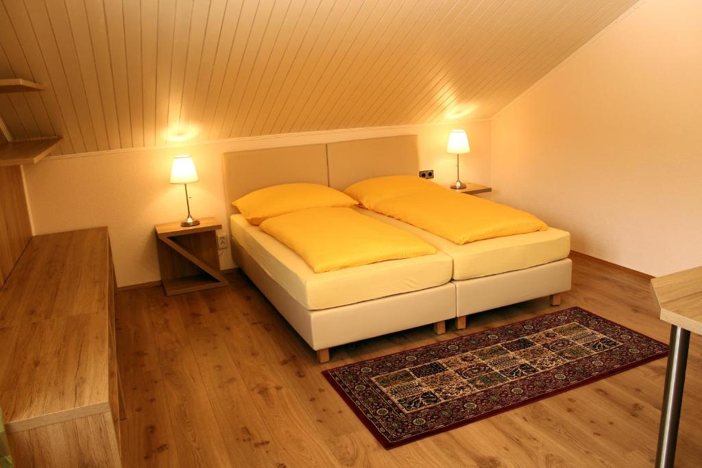 Postel nebo postele na pokoji v ubytování Hotel Sonnenhof