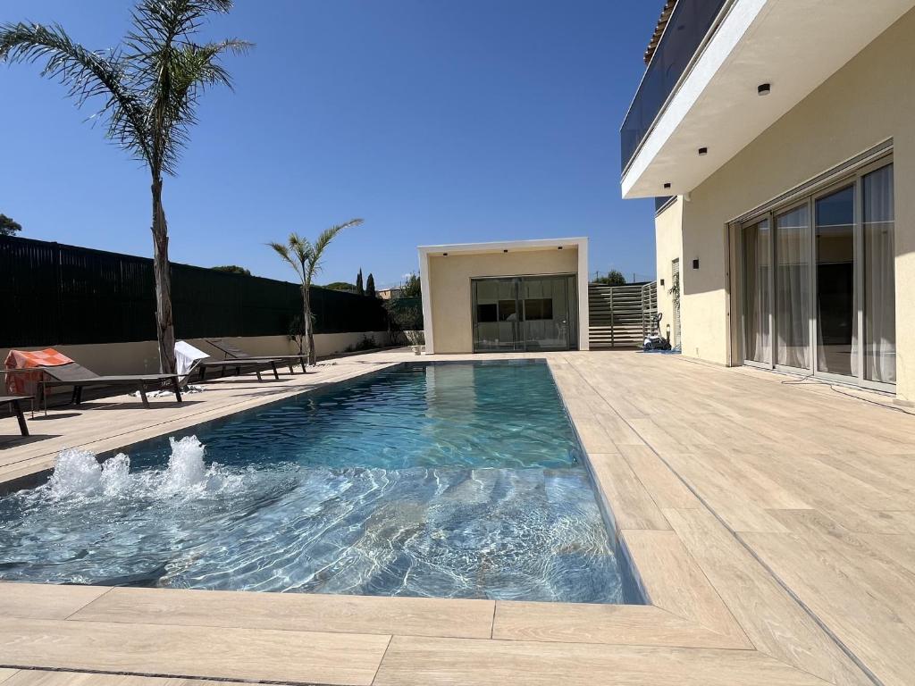 une piscine dans l'arrière-cour d'une maison dans l'établissement Villa neuve avec piscine 240m2 capacite 10 pers,, à Fréjus
