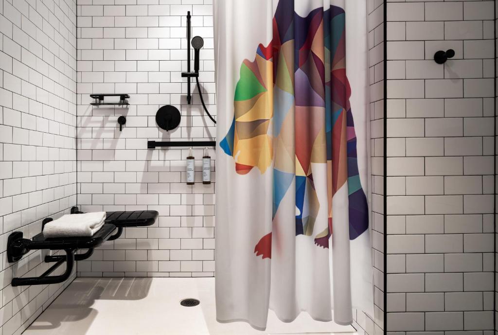 Moxy Springfield Downtown - Chambre Queen Avec Deux Lits Queen, Vue Sur La Ville Et Douche Accès Fauteuil Roulant - Accessible Aux Personnes à Mobilité Réduite