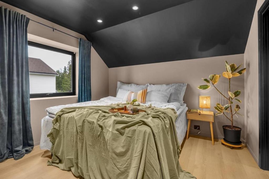 Ένα ή περισσότερα κρεβάτια σε δωμάτιο στο Aurora Polaris Villa - With outdoor Sauna - 750m from City Center - FREE PARKING