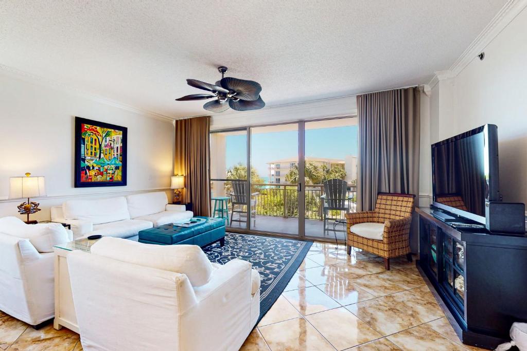 salon z białymi meblami i telewizorem z płaskim ekranem w obiekcie High Pointe 1311 w mieście Seacrest