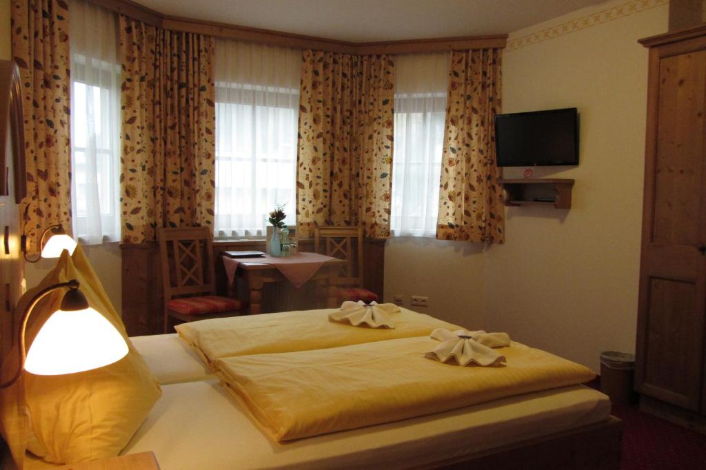 Postel nebo postele na pokoji v ubytování Hotel Garni Landhaus Trenkenbach