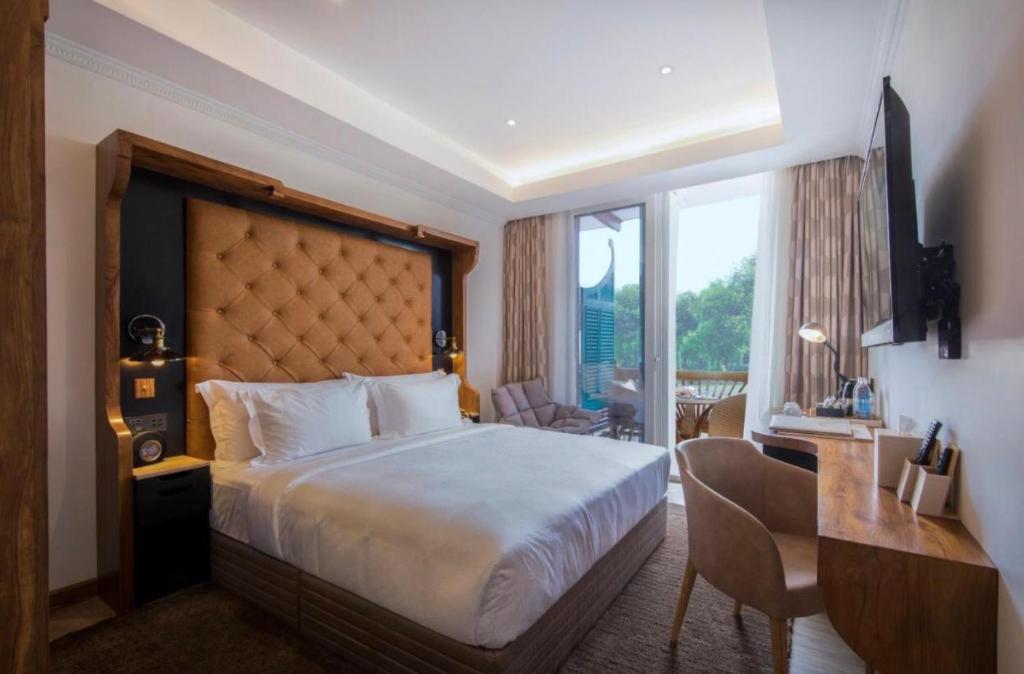 Postel nebo postele na pokoji v ubytování The Radh Hotel