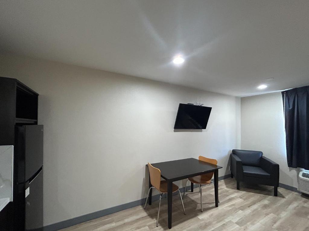 Studio 6 Suites Cameron Park, CA Folsom - Queen Room - Disability Access - Roll In Shower