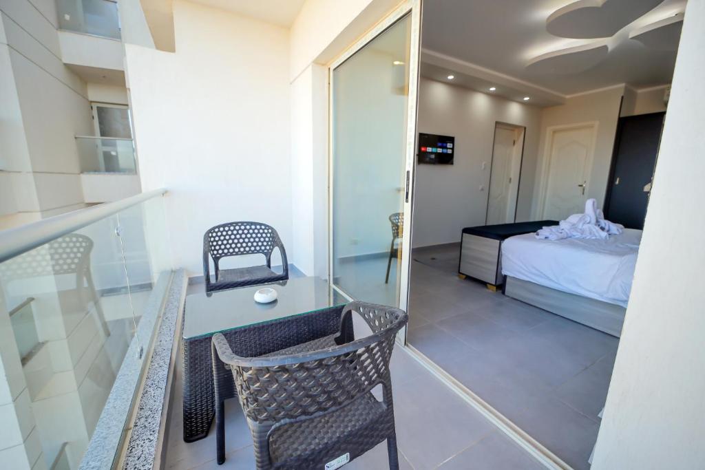 Posteľ alebo postele v izbe v ubytovaní Hurghada-Scandic Resort-The Diamond Of Scandic Apartment -Sea veiw&Sandy Beach Just Downstairs