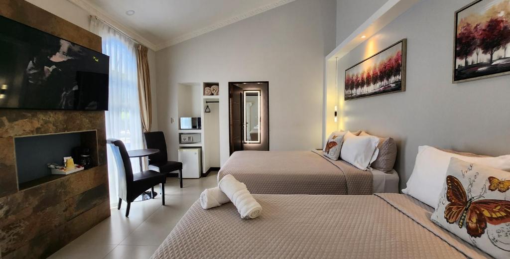 TV a/nebo společenská místnost v ubytování Alameda Cariari Boutique Hotel