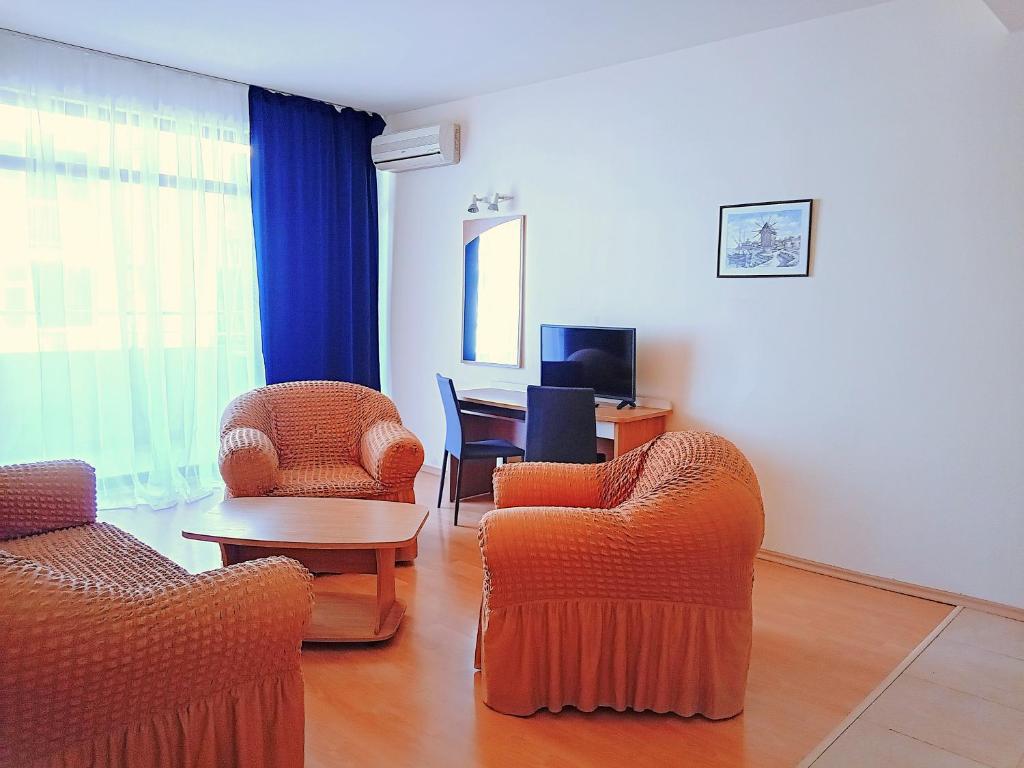 un salon avec deux chaises et une table dans l'établissement Central Avenue apartments, à Sunny Beach
