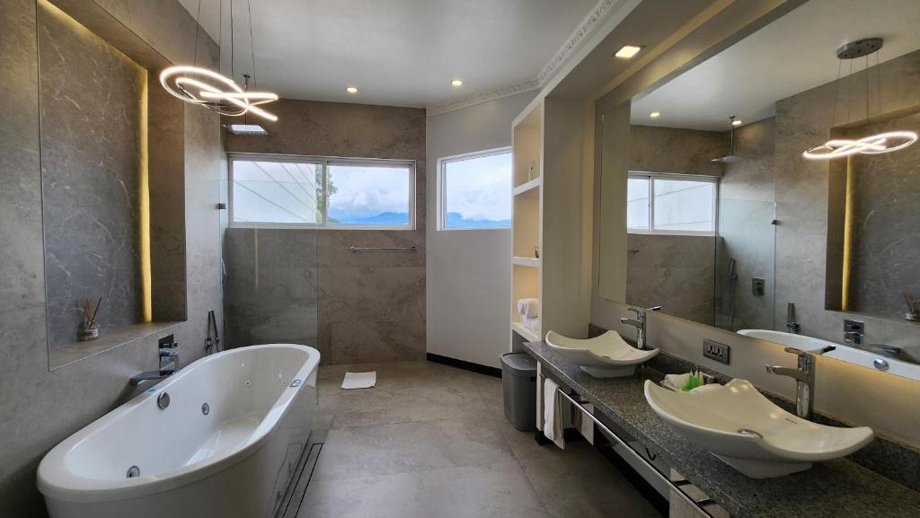 Koupelna v ubytování Alameda Cariari Boutique Hotel