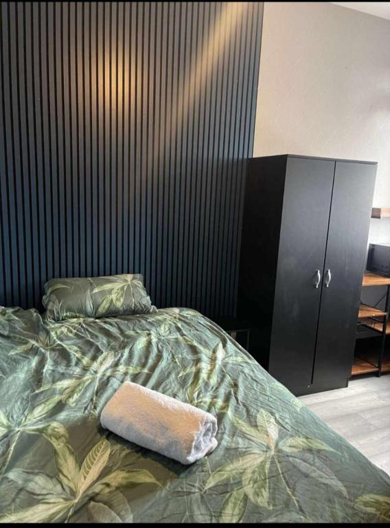 Postel nebo postele na pokoji v ubytování Double en suit room in Levenshulme