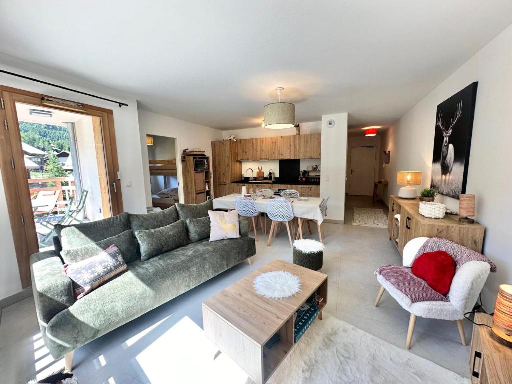 a living room with a couch and a table at Résidence Le Solea - SOLEA - SPA ET SAUNA, NOUVEAU SUR VARS MAE-2941 in Vars
