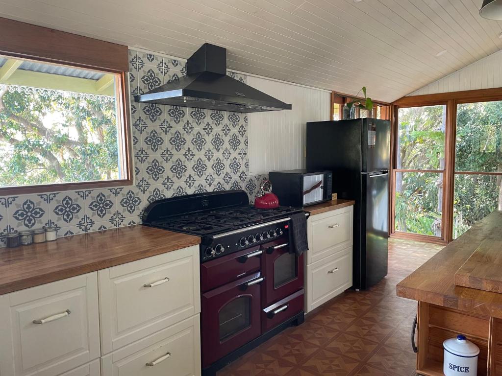 Kuchyň nebo kuchyňský kout v ubytování Barney Views Cottage
