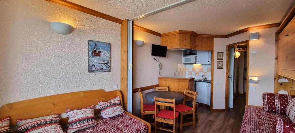 Cette petite chambre comprend un lit, une table et une cuisine. dans l'établissement Résidence Zenith - Studio pour 4 Personnes 104, à Aime La Plagne