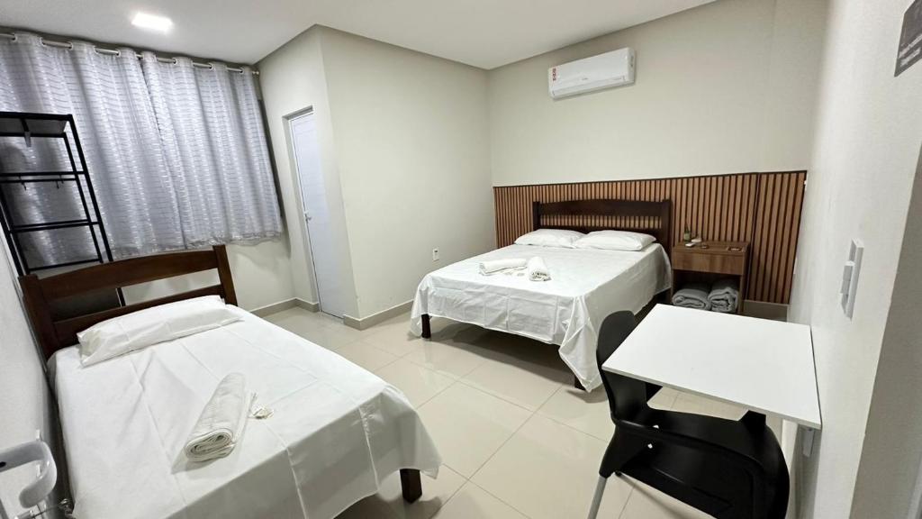 Habitación hospitalaria con 2 camas y mesa en Hotel Brisas, en Bom Jesus da Lapa