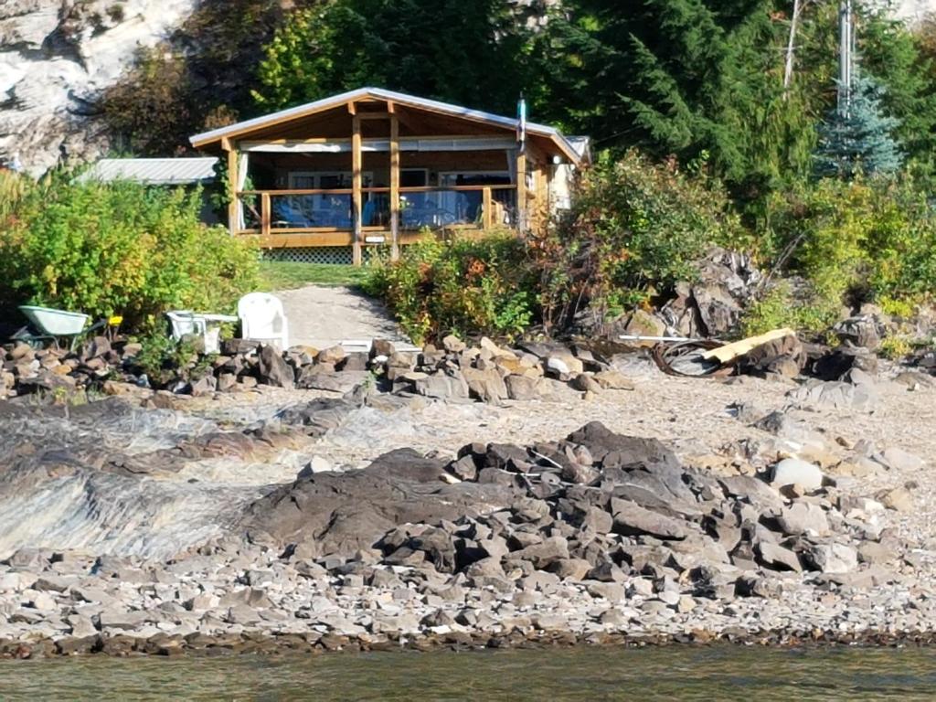 kabina na brzegu zbiornika wodnego w obiekcie West facing Waterfront Cottage with private beach & buoy & dock access w mieście Blind Bay