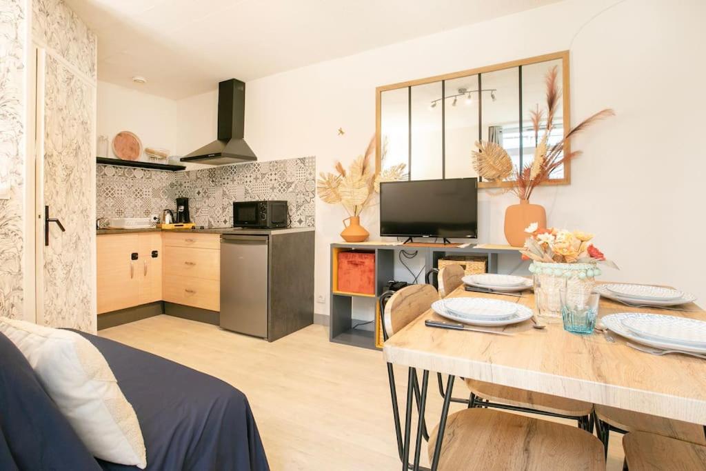 Kuchyň nebo kuchyňský kout v ubytování Le Bellamy - T2 Cosy et paisible